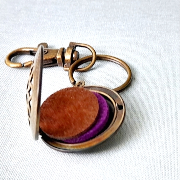 Keychain Oil/perfume Diffuser  With 3 Pads - Picture 2 of 6